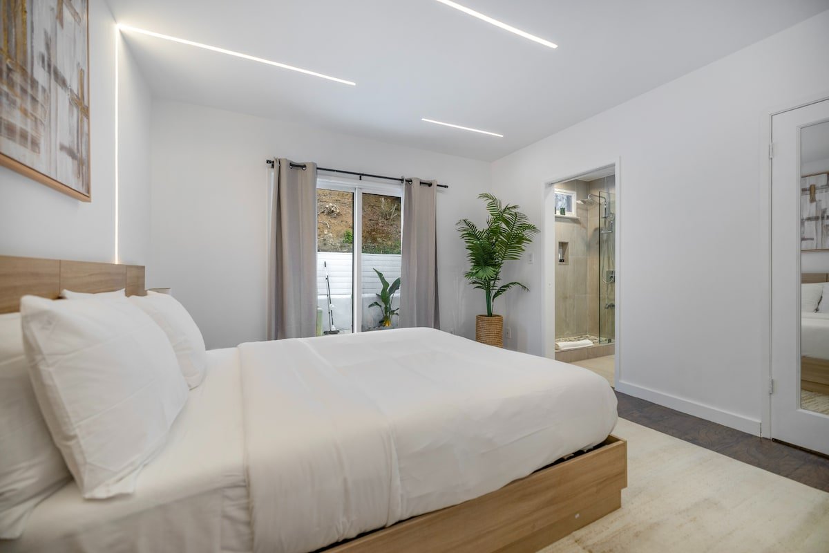 Mid-Century Elegance & Gorgeous Canyon Views gallery image 5