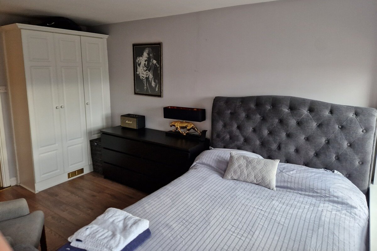 Elegant city centre Guinness/ temple bar adjacent gallery image 3