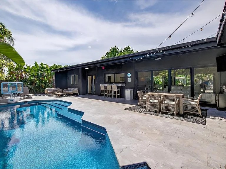 Harbor Inlet Beach Home! Walkable to Beach! Pool! gallery image 4