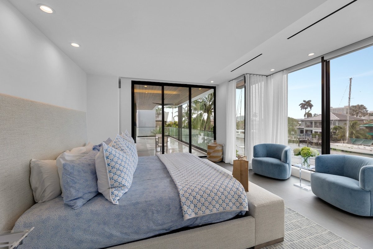 LVS Carlotta – New Designer Waterfront LUX Retreat gallery image 5