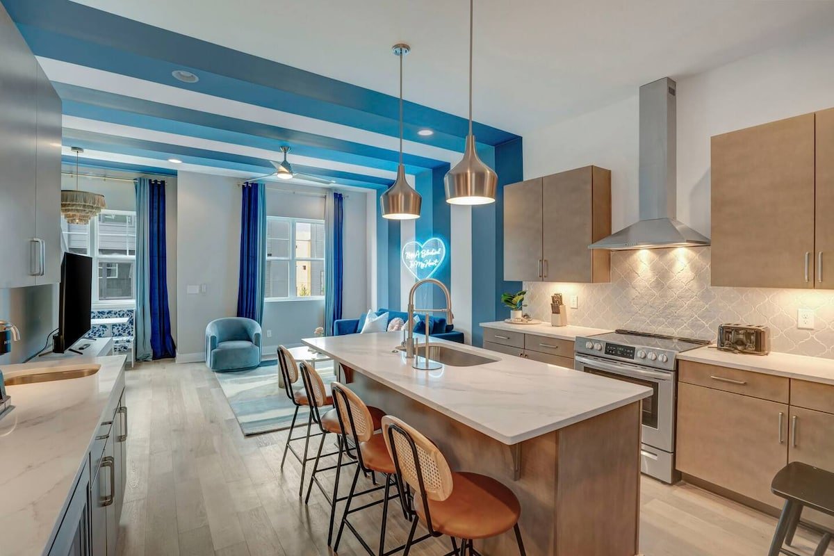 The Bluebird with skyline views gallery image 2