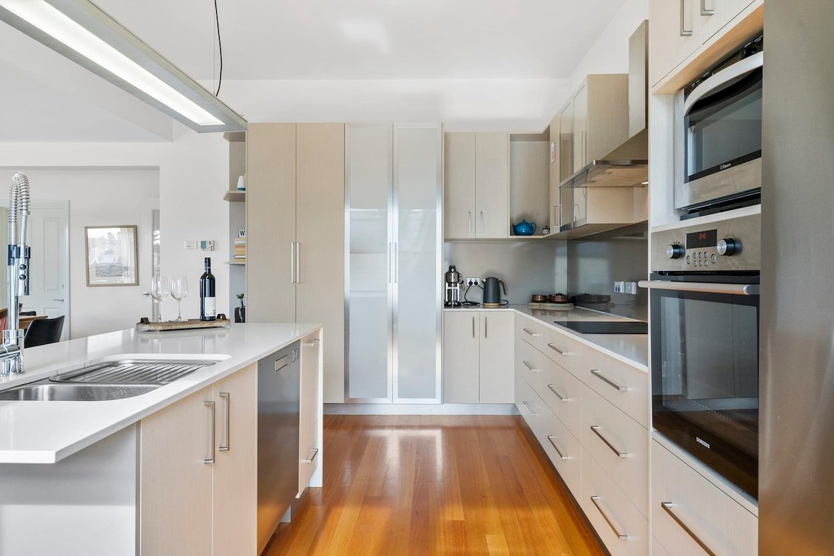 Stunning Renovated Home, close to CBD Sleeps 8. gallery image 4