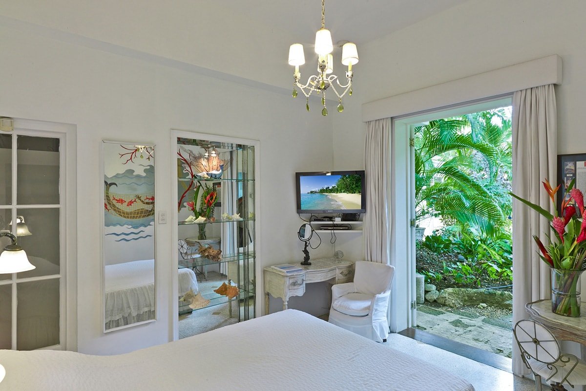 Beachfront 8-Bed Getaway with Pool – Nelson Gay gallery image 3