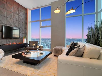 Z High-End Sub Penthouse ~ 180 Views ~ Pool ~Sauna