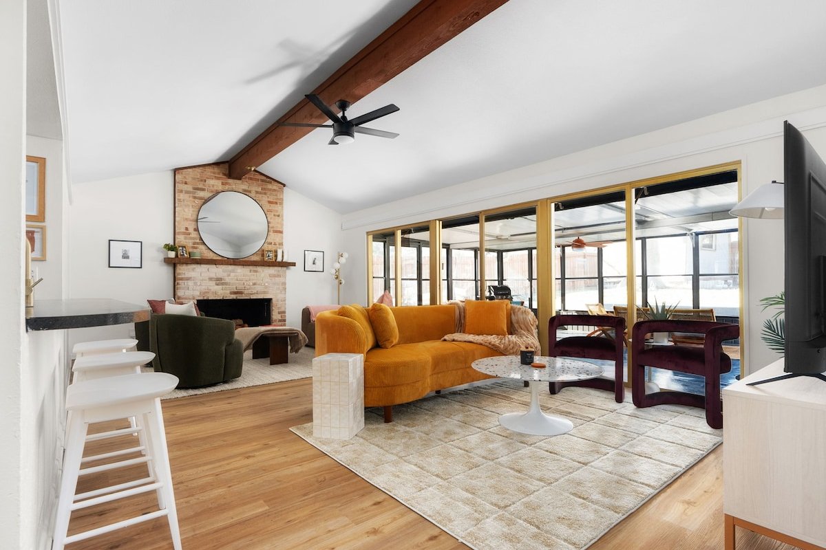 Private Pool-Game Room, Foosball & Movie Projector gallery image 3