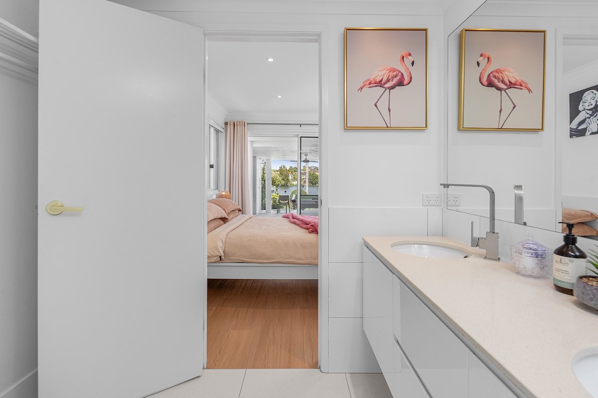 Lakeview Bliss|Black Swans|Golf Retreat in Brissy gallery image 5