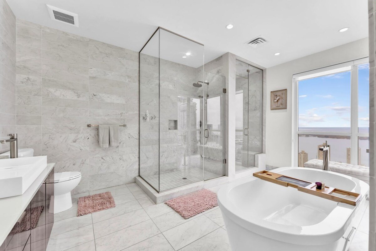 Downtown Luxury Condo with Lake Views + Parking! gallery image 3