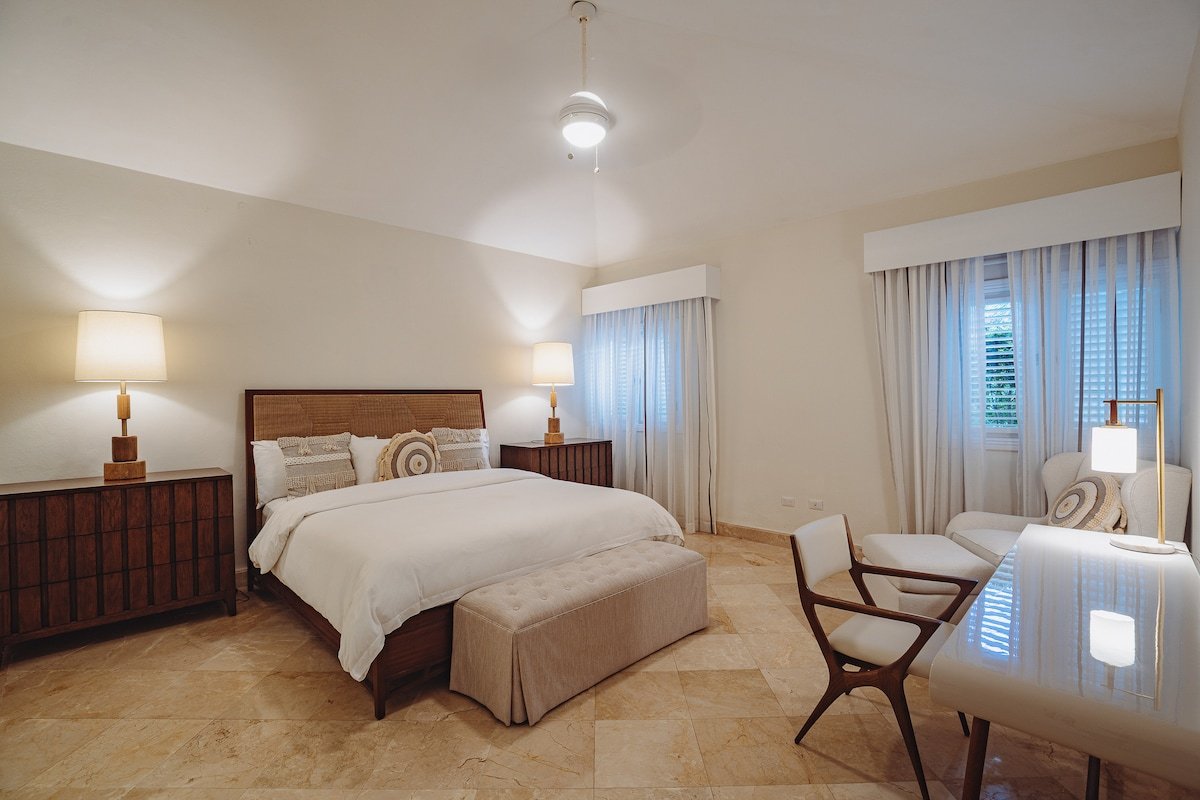 Beautiful Villa Walking Distance to the Beach! gallery image 3