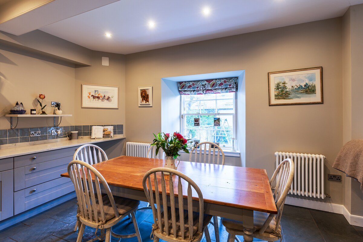 Beautiful Family Friendly Central 5 Bedroom Flat. gallery image 5