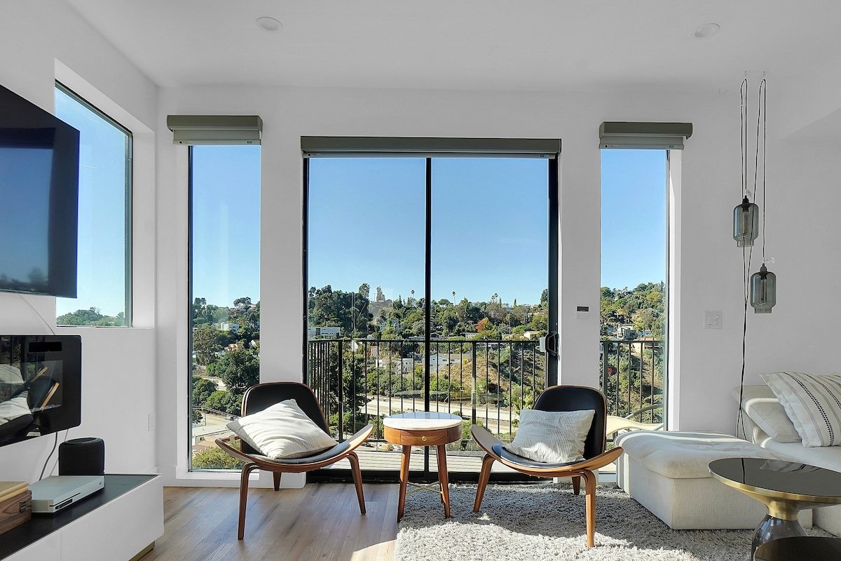 Luxury hilltop retreat, majestic views and hot tub gallery image 4