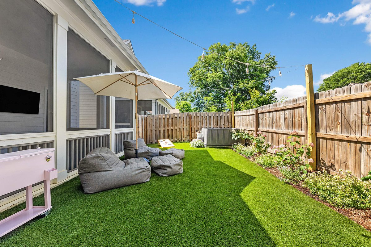 The White House – Hot Tub + 1.2 miles to Broadway.