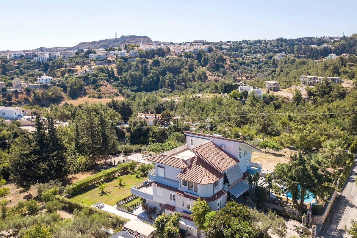 Athina’ s Villa (Heated Pool) gallery image 3