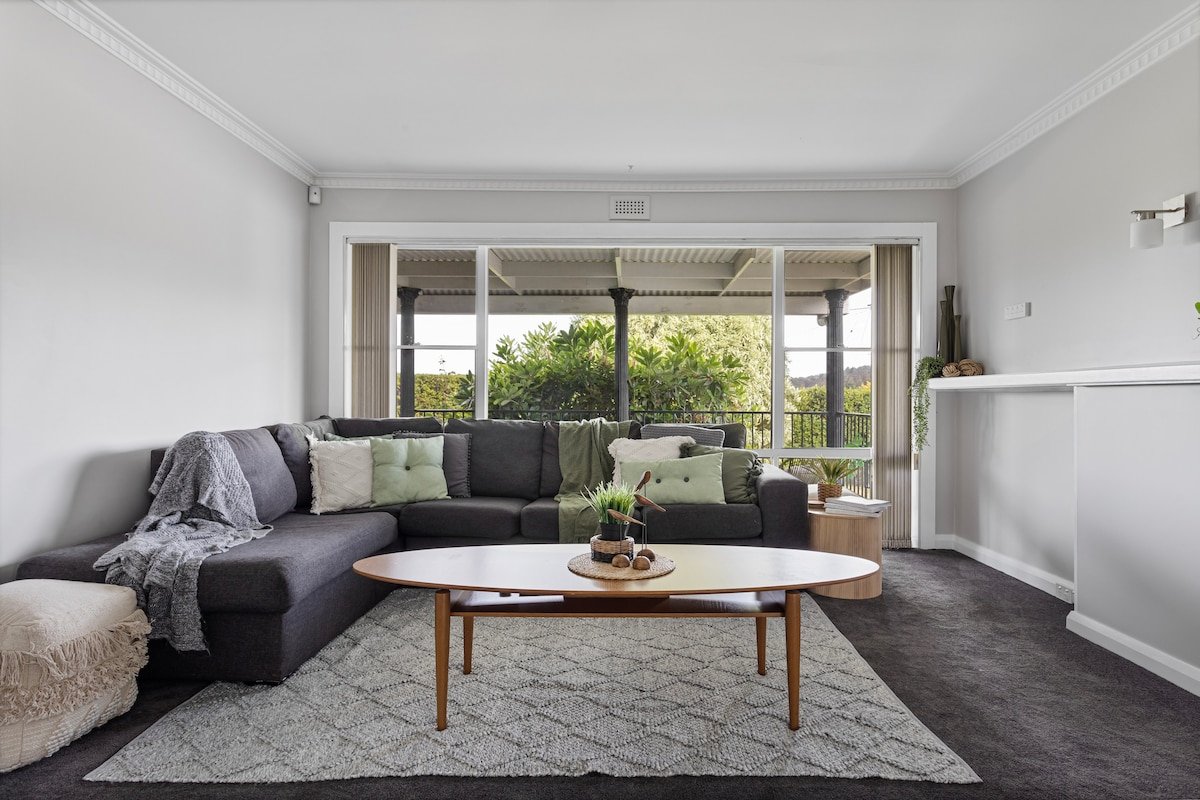 Legana Lodge – Your home away from home -12 guests gallery image 4