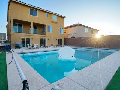 Relaxing Gat away w/Gym and large swimming pool