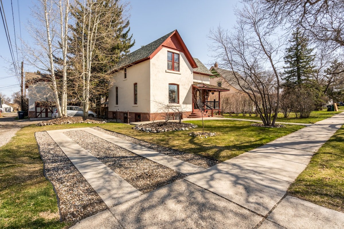 Historic 4 Bdrm w/ Hot Tub- Between MSU & Main St. gallery image 4