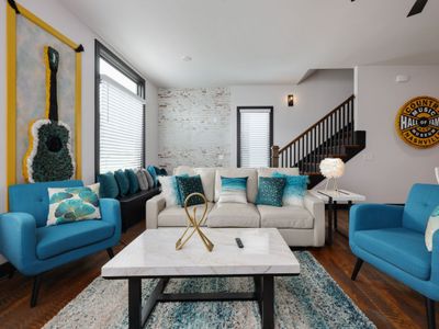 Modern Home | Walk To Broadway + Sky Deck