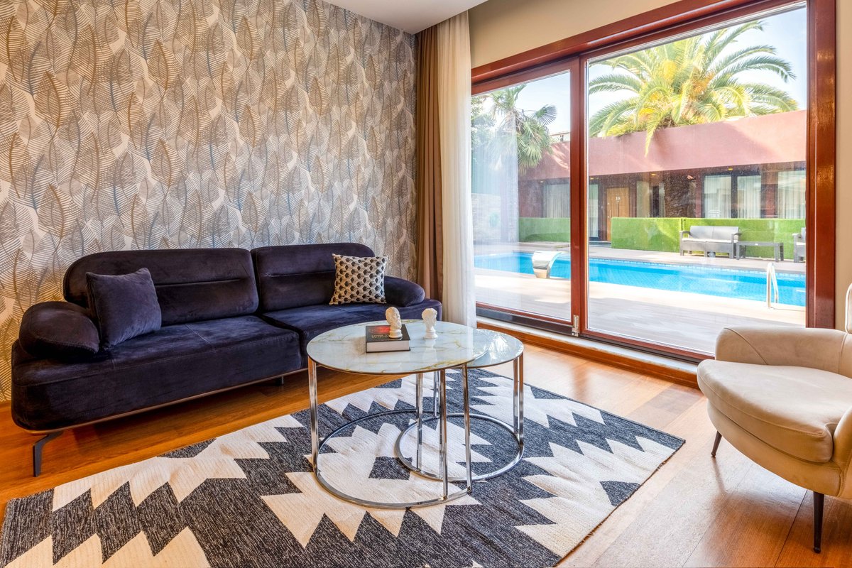 Deluxe Three Bedroom Apartment with Pool Access