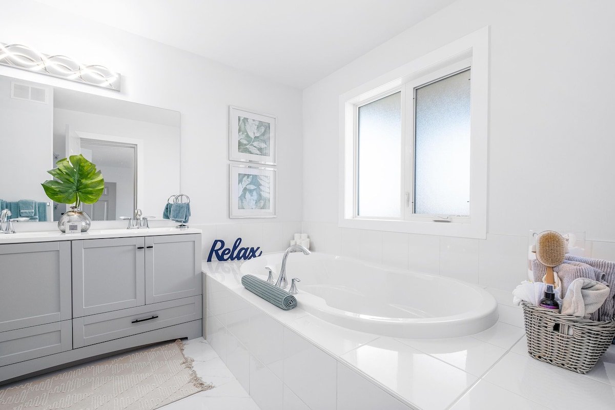 Luxury lifestyle in trendy location, king bed gallery image 5