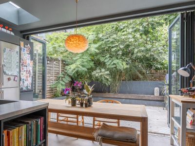 Spacious four bed victorian townhouse with garden