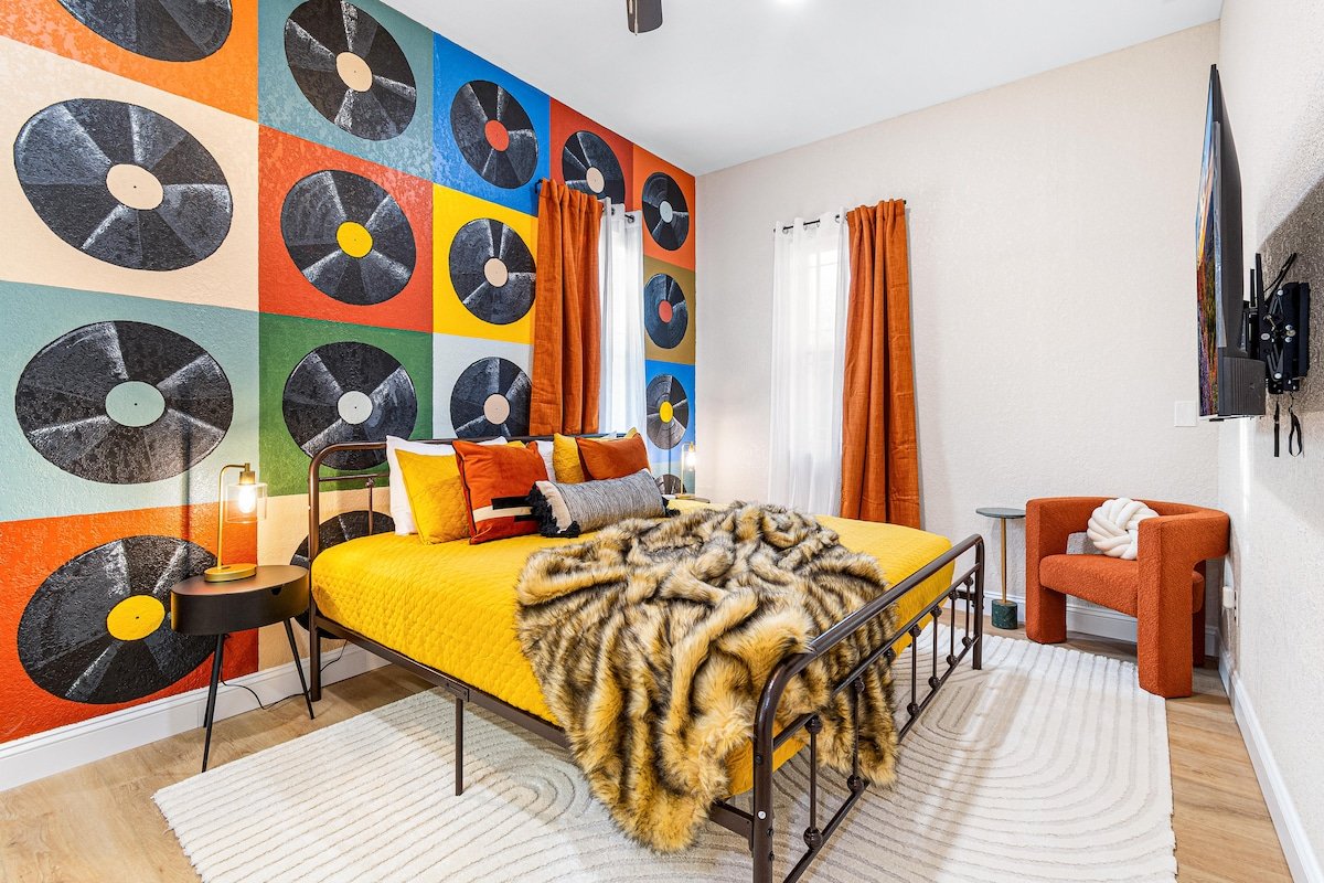 NEW! VIEWS! 15 min to DT! HotTub! Game Rm! Slps22 gallery image 4