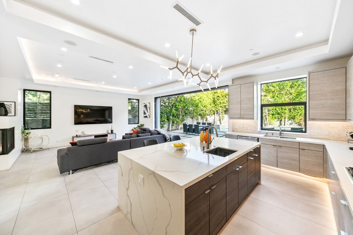 Ideal Indoor Outdoor Home w/ Rooftop, Pool, & Spa gallery image 4