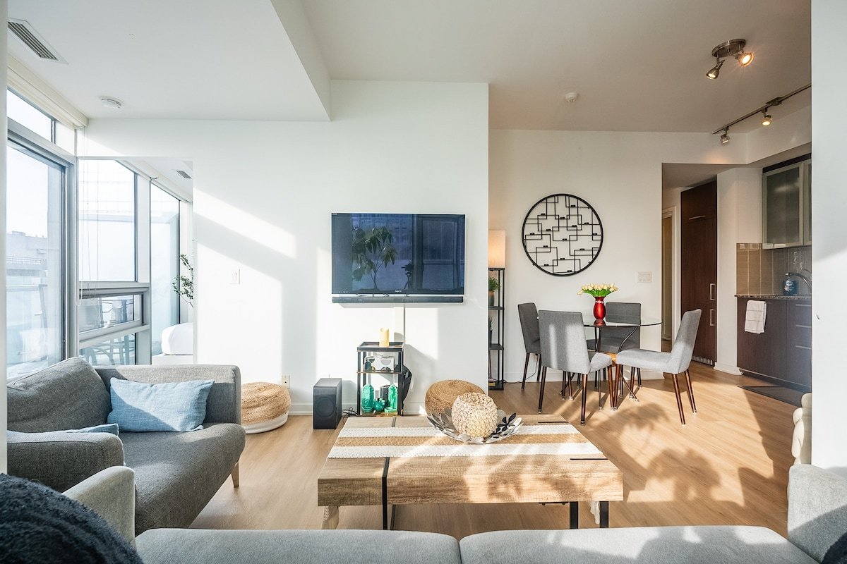 Stunning Lake/CN Tower View: 2BR+2BA, Free Parking gallery image 5