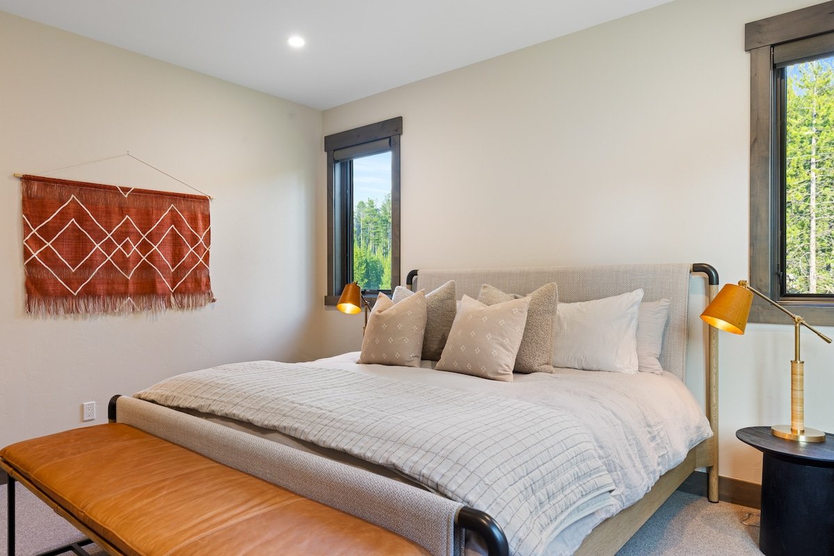 Outlook Chalet – Alpine Big Sky Ski in/out gallery image 3