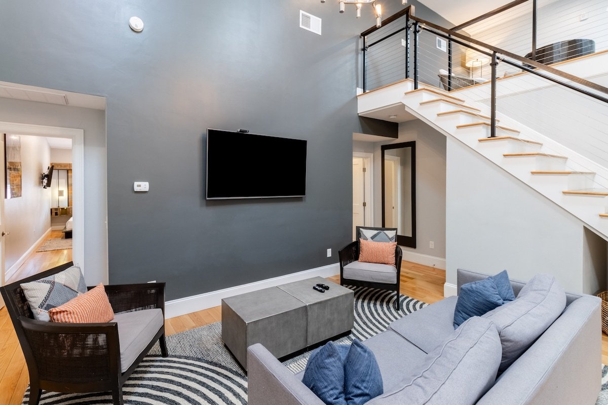 Modern Condo w/Loft and Kitchenette on Thames St gallery image 5
