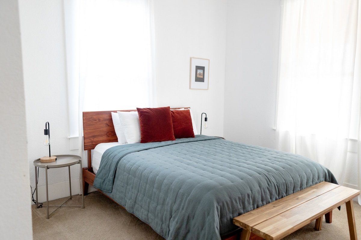 Spacious Home | Walk to Rainey, 6th St & Downtown gallery image 5