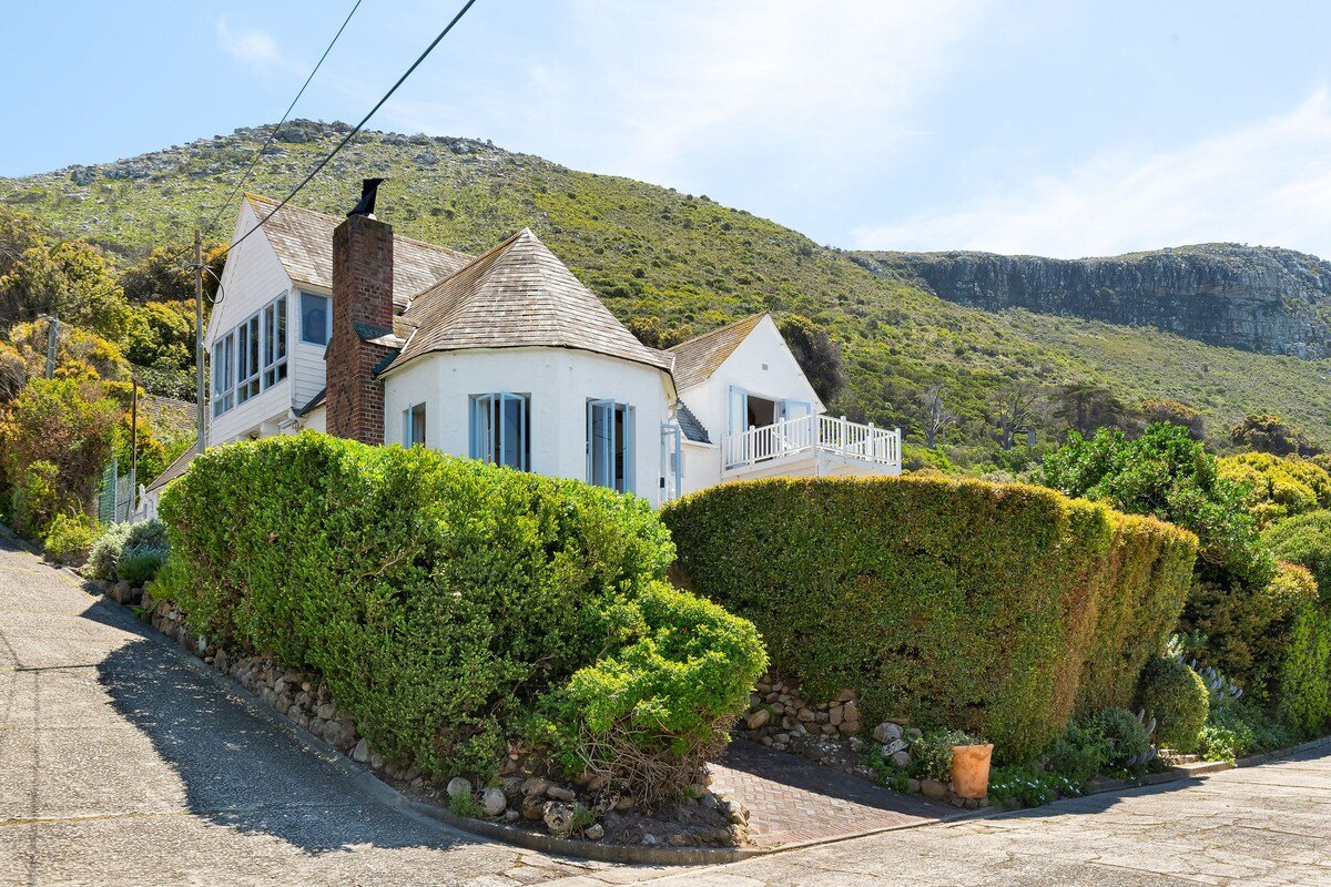 The Rafters Villa I Kalk Bay I HotTub I Sea Views gallery image 4