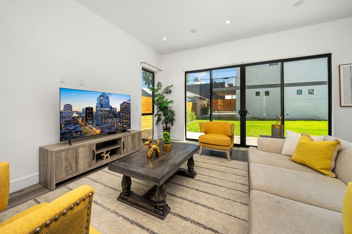 5BR/5.5BA Gorgeous Melrose Villa with Parking gallery image 3