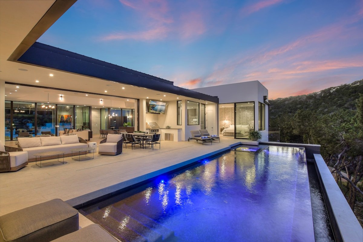 Above Accolade I Luxury Services I Pool/Spa I Saun gallery image 3