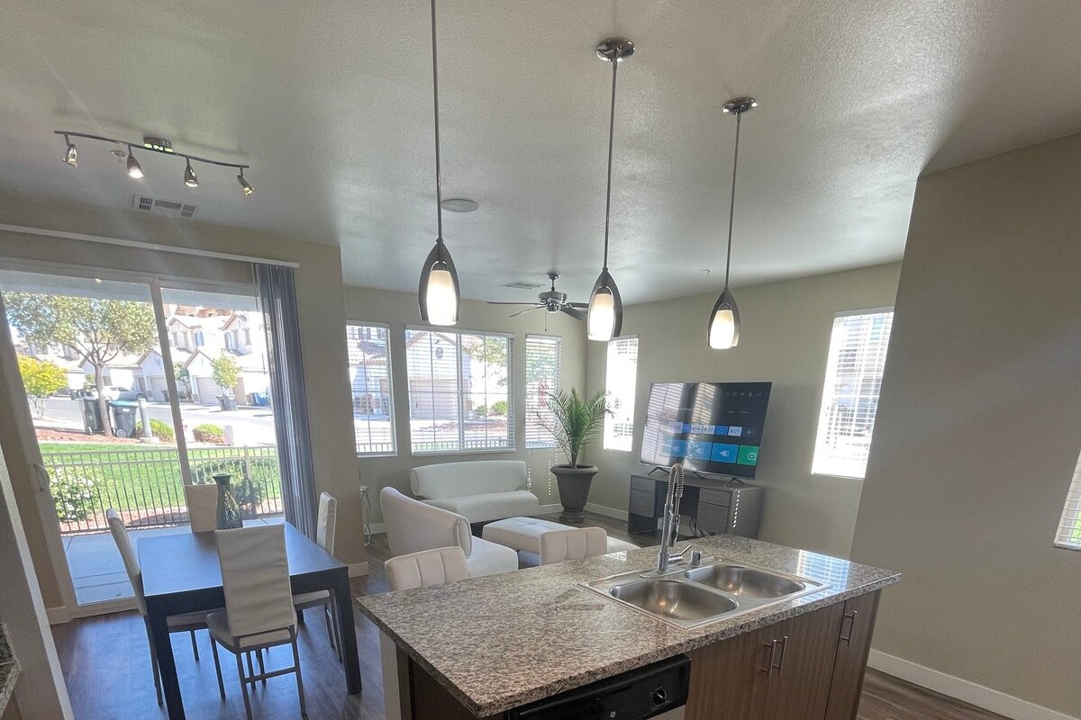 Luxurious 2Bd/2.5 Bath Close to Strip & Airport! gallery image 3