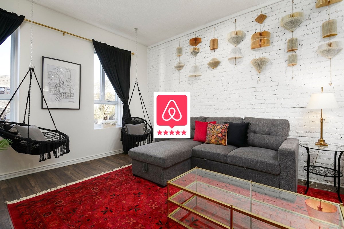 Luxe Loft:Large 3BR + 3 on-suite-Historic Plateau gallery image 2