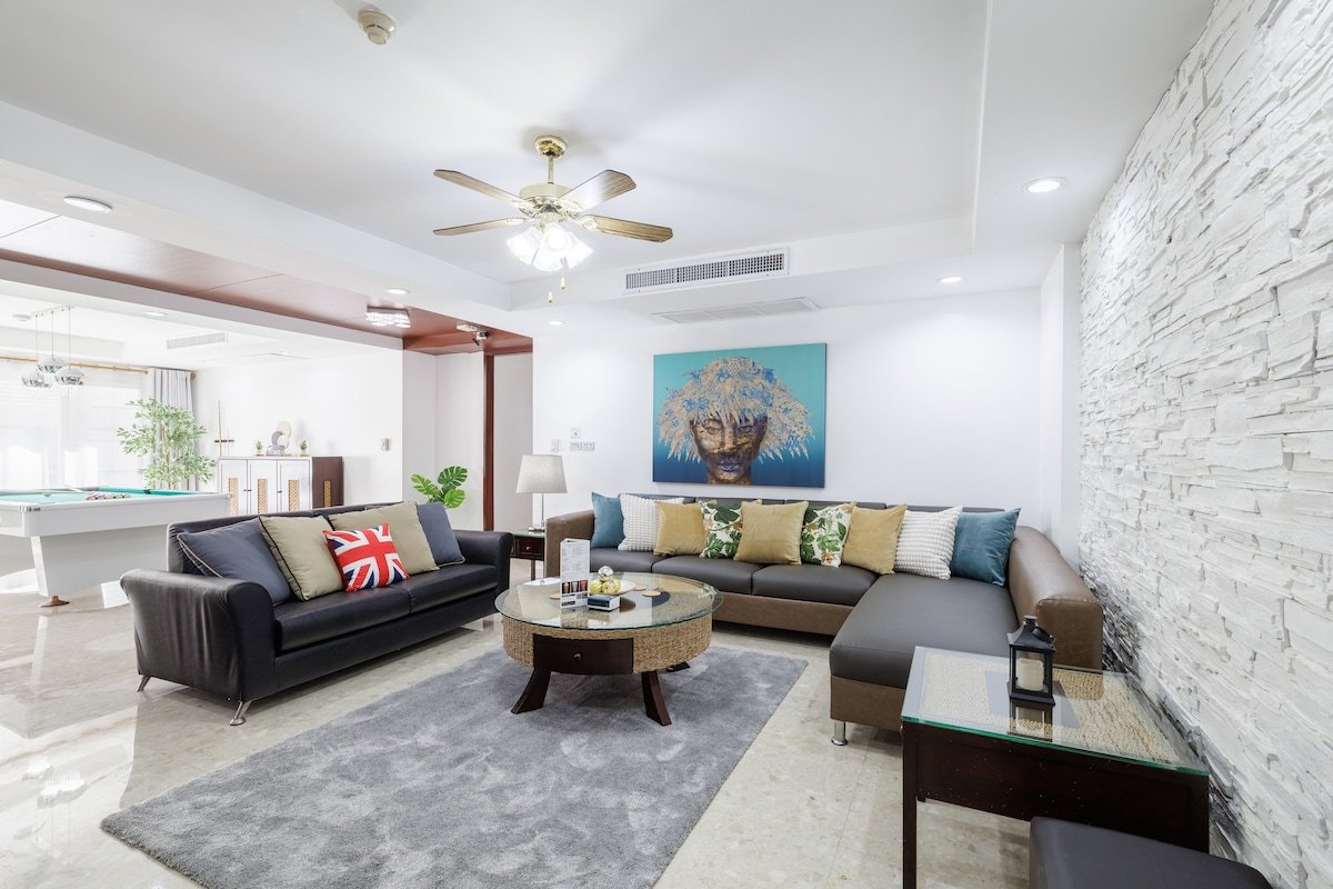 Large Lux 3BR Suite • Pool Table• Soi 11• Nana BTS gallery image 2