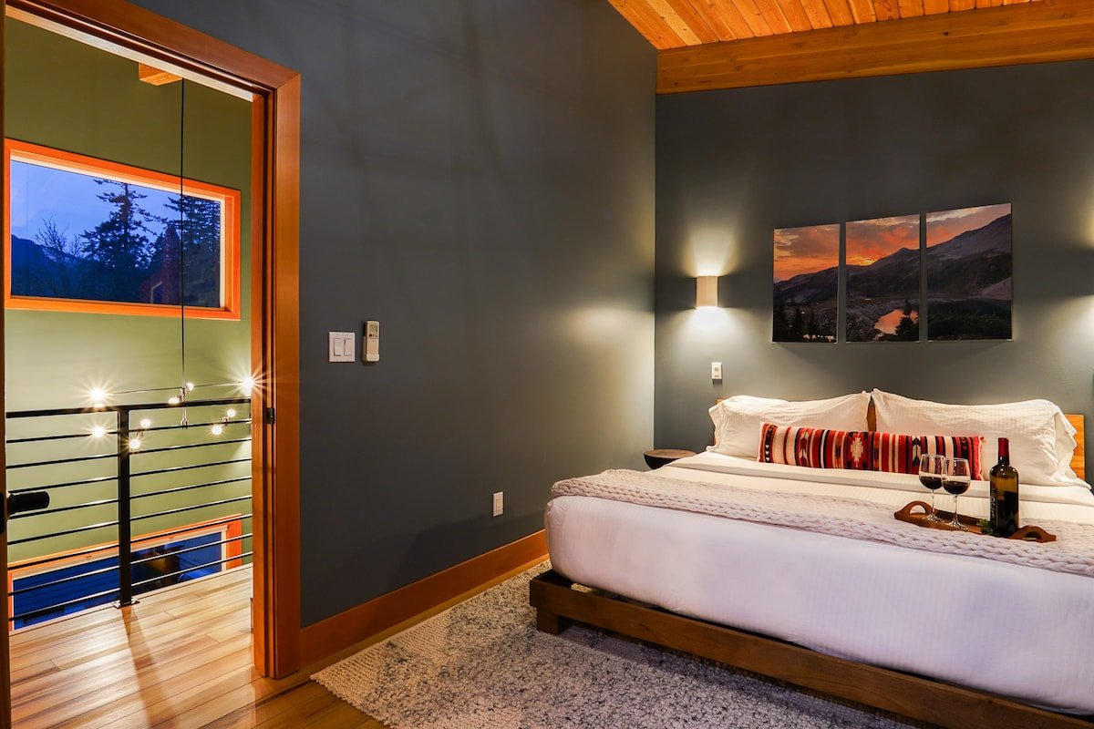 Luxe Mt Baker Home – Hot Tub, Foosball, Starlink gallery image 2