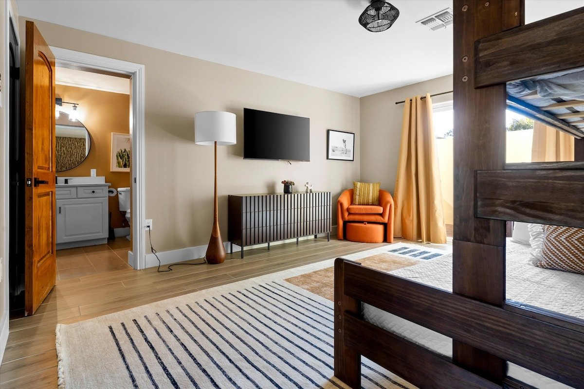 TOP Luxe BnB: 7BR | Pickleball Court | Heated Pool gallery image 3