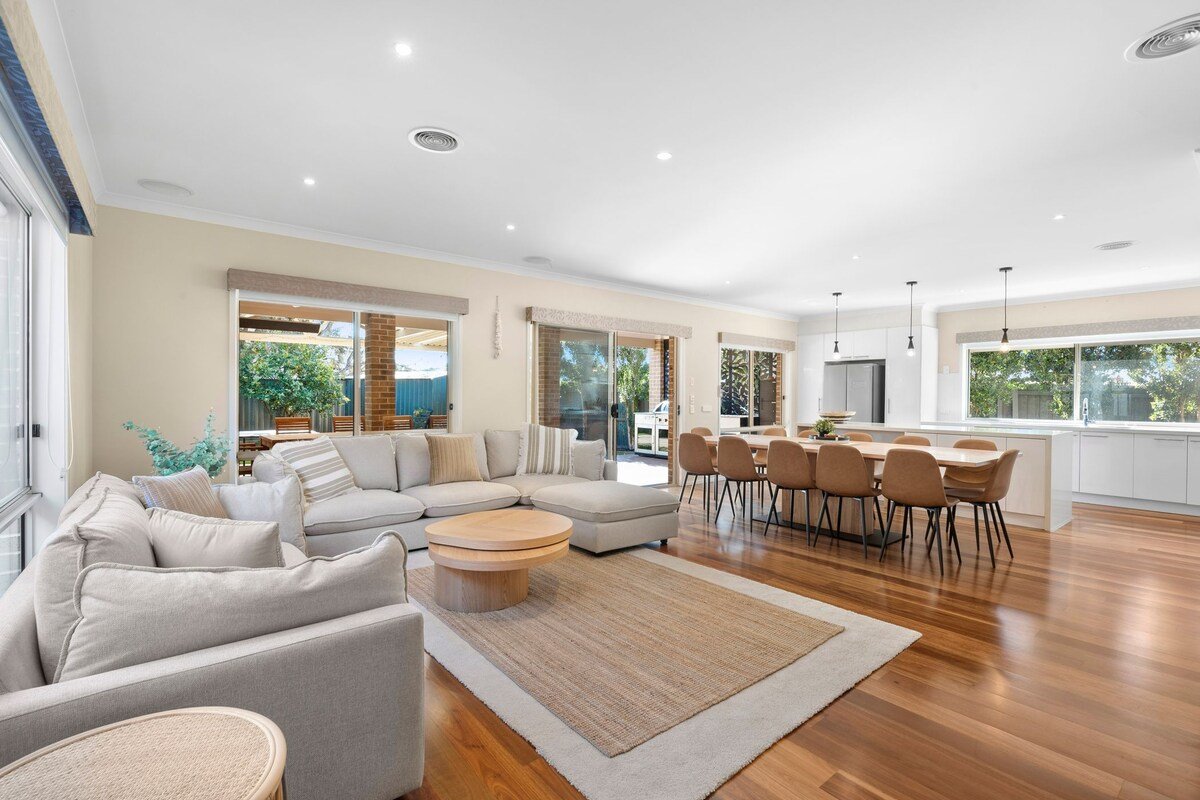 Surfside Haven – 100m to beach – sleeps 12! gallery image 2