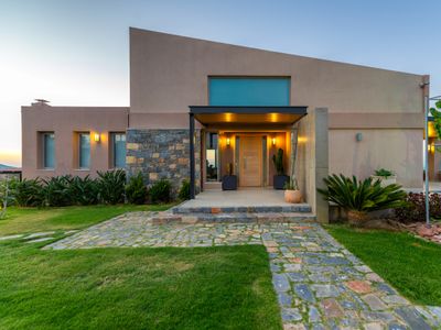 Luxury villa with infinity pool and Jacuzzi 16PAΧ