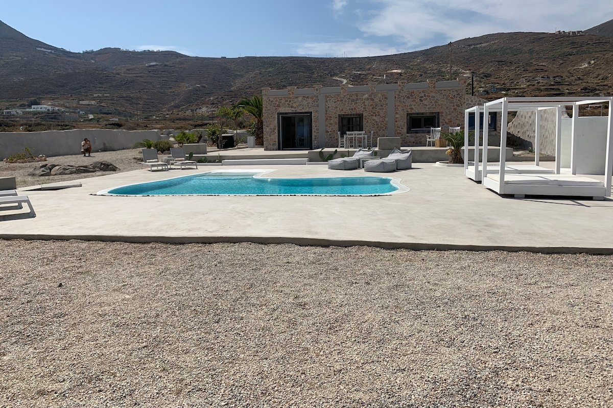 Villa Beltramo Santorini private pool villa gallery image 3