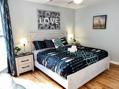 Location! 5 beds house with Parking and Patio!