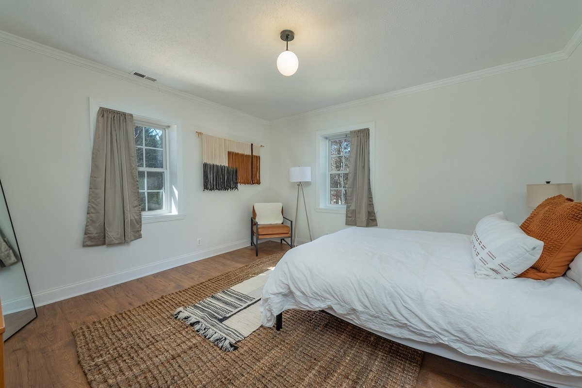 7000 SF • 10 min to Downtown • Hot Tub•Sauna•Bocce gallery image 4