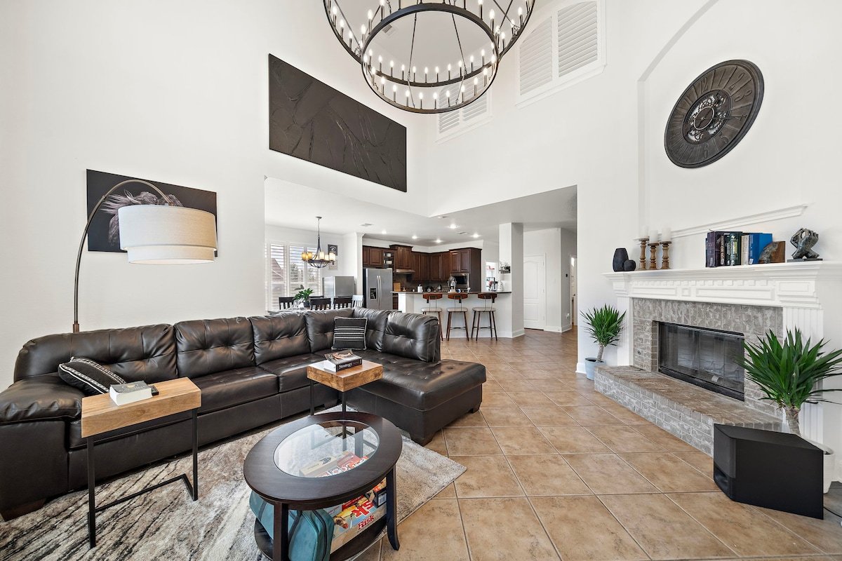 Austin Epic Stay | Yoga Gym | BBQ Yard WiFi Games gallery image 3