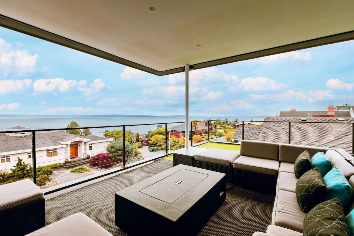 Stunning Panoramic Views Hot Tub Modern 4BR Home gallery image 2