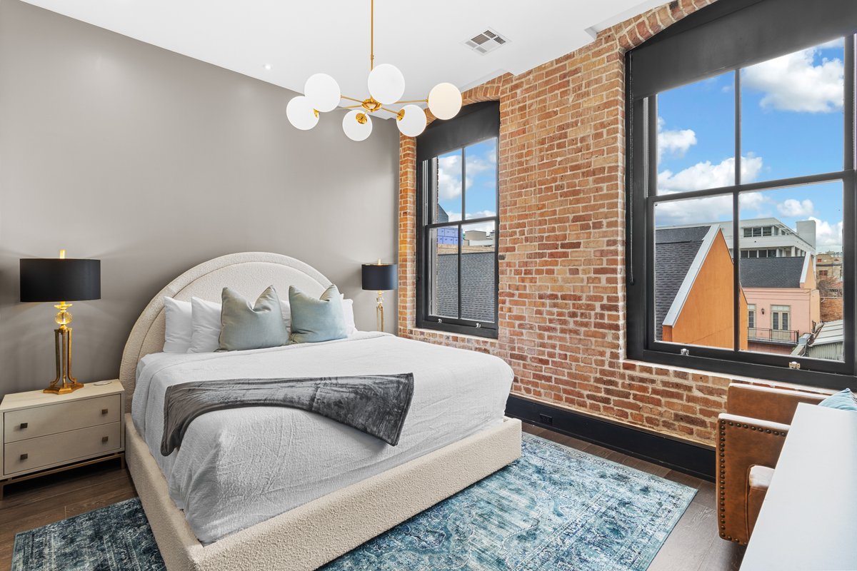 Luxe Downtown 4BR/4BA w/ 2 Sleeper Sofas!