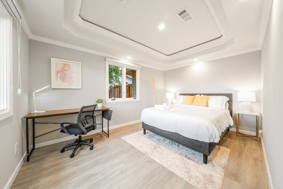 Elegant 4BR Lux Home | Jetted Tub + Town Center gallery image 5