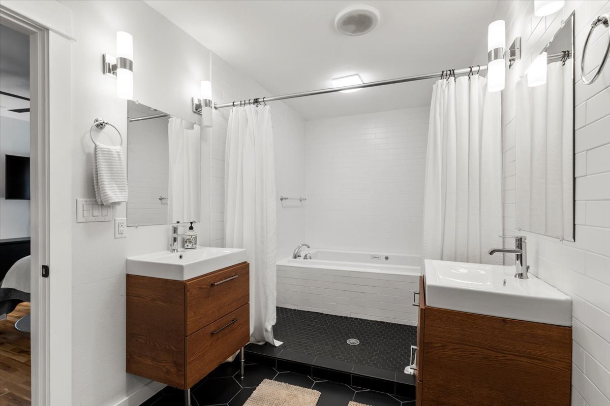 Walkable 2-home Eastside Austin Oasis gallery image 5