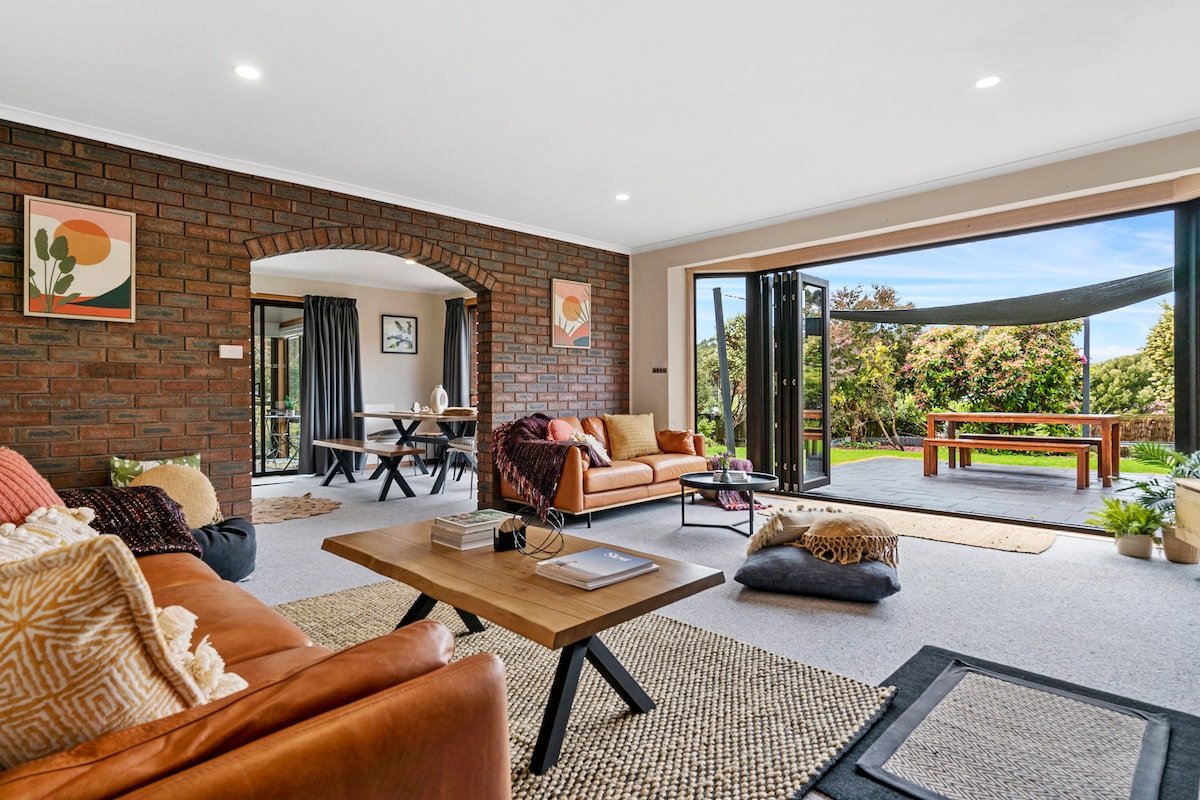 Spacious Beach Retreat 4BR, Deck, Fire Pit-Privacy gallery image 2