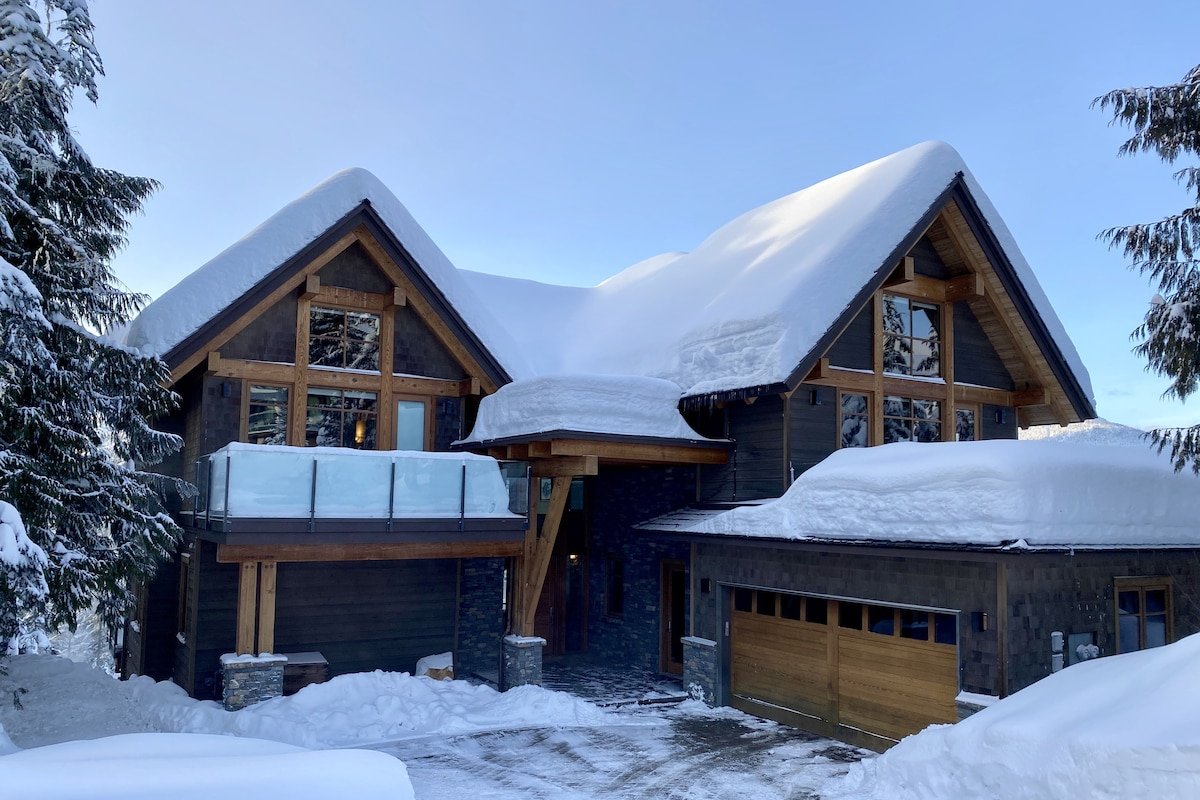 Mountain retreat w/ ski access & fireplace