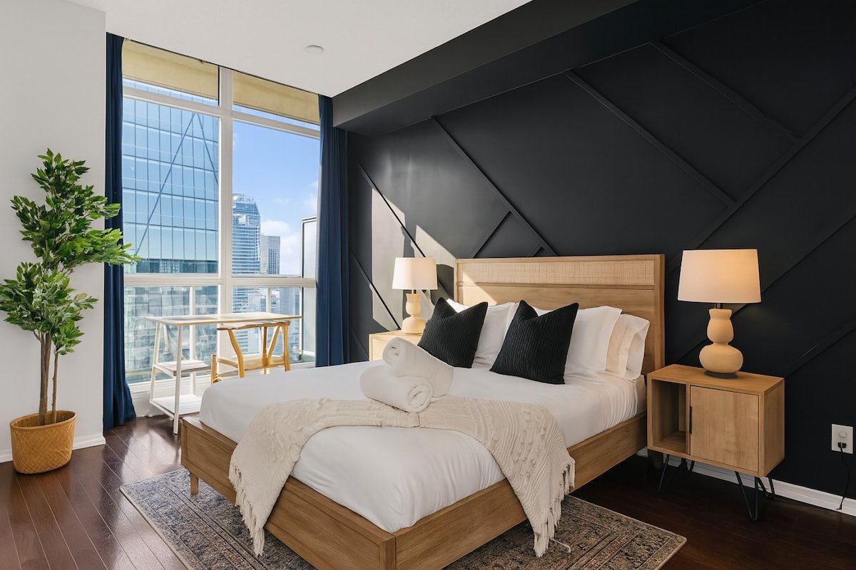 Chic 3BR – Free Parking – Downtown – City View gallery image 2